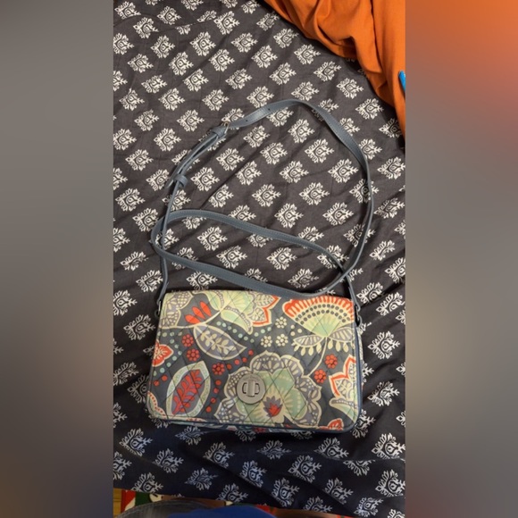 Vera Bradley Cross Body. - Picture 1 of 1
